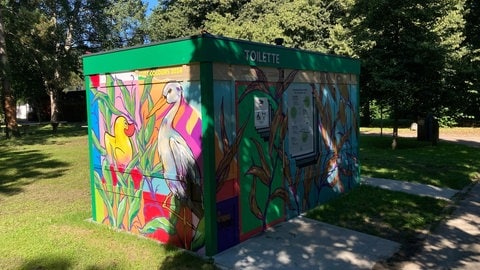 Das Öko-Klo am Freiburger Moosweiher erhielt ein zum Standort passendes Graffito.