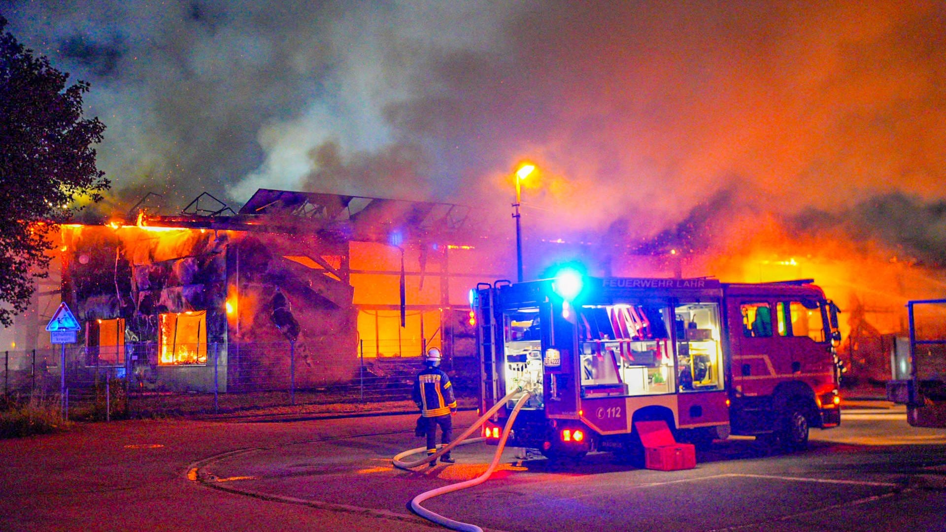 Schaden in Millionenhöhe: Lagerhalle in Lahr komplett ausgebrannt
