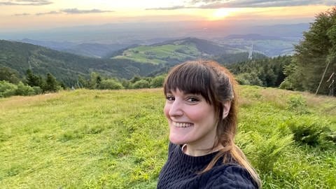 Die Reporterin macht ein Selfie vor dem Sonnenuntergang am Schwarzwald.