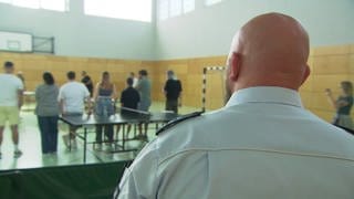 In der Sporthalle des Offenburger Gefängnisses gab es ein Tischtennis-Turnier von Gefangenen und Berufsschülerinnen und Berufsschülern.
