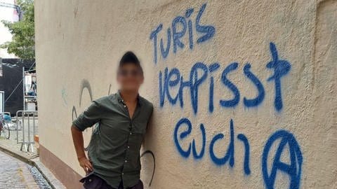In einer Gasse in der Nähe des Freiburger Münsters haben Unbekannte eine Hauswand angesprayt. Die Botschaft lautet: "Touris verpisst euch".