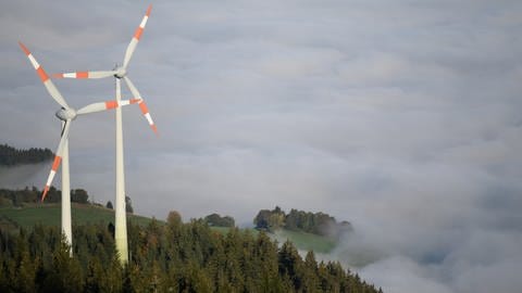 Am Schauinsland bei Freiburg werden alte durch neue Windräder ersetzt.