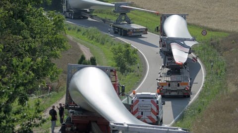 Großtransporte mit Windradflügeln sind eine Herausforderung. Schwierig wird es im Hochschwarzwald mit den vielen Kurven.