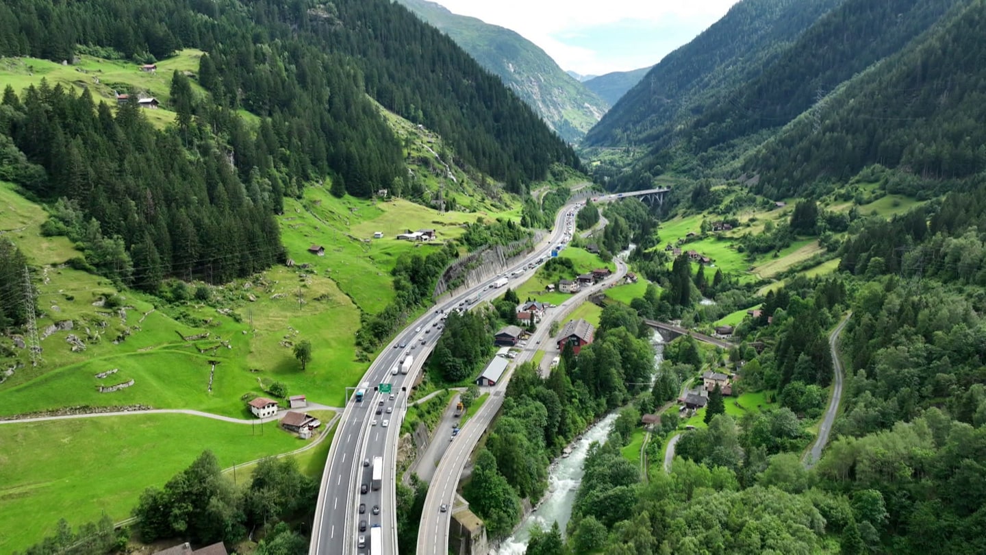 Autos stehen in den Schweizer Alpen auf der Autobahn im Stau.