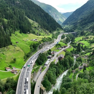 Autos stehen in den Schweizer Alpen auf der Autobahn im Stau.
