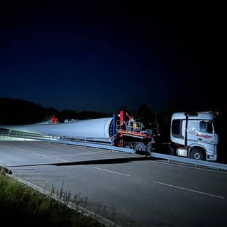 Ein Schwertransporter beladen mit einem Rotorblatt am Umlade-Parkplatz unterhalb des Feldbergs.