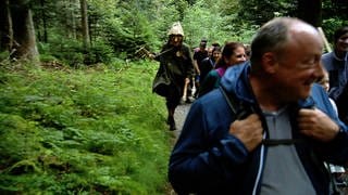 Wanderung im Dunkeln durch einen Wald