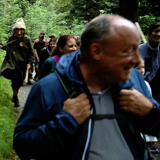 Wanderung im Dunkeln durch einen Wald