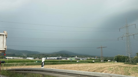 Dunkle Gewitterwolken hängen über dem Kaiserstuhl im August 2024. 