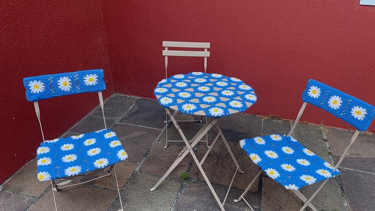 In Laufenburg braucht es keine Sitzkissen und Tischdecken, wenn es das strickfreudige "Deko-Team" gibt.