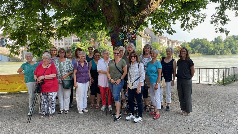 Rund 30 Damen stehen am Rheinufer in Laufenburg. Sie stecken hinter den vielen Kunstwerken, die über die ganze Innenstadt verteilt sind.