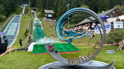 Diesen Pokal konnte die Teilnehmenden beim Waterslide-Contest in Schönwald gewinnen.