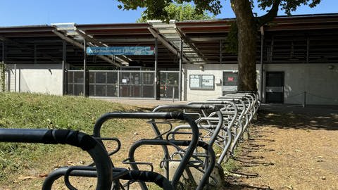 Fahrradständer leer, die Metallgeländer geschlossen: Nach dem Unglück, bei dem ein Mann im Lörracher Schwimmbad gestorben ist, bleibt das Freibad am Montag geschlossen. 