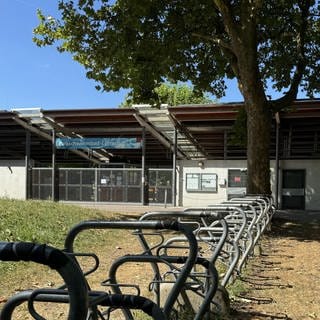Fahrradständer leer, die Metallgeländer geschlossen: Nach dem Unglück, bei dem ein Mann im Lörracher Schwimmbad gestorben ist, bleibt das Freibad am Montag geschlossen. 