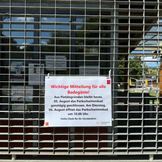 Ein Schild am Eingang des Lörracher Park-Schwimmbads informiert, dass dieses heute geschlossen bleibt. 