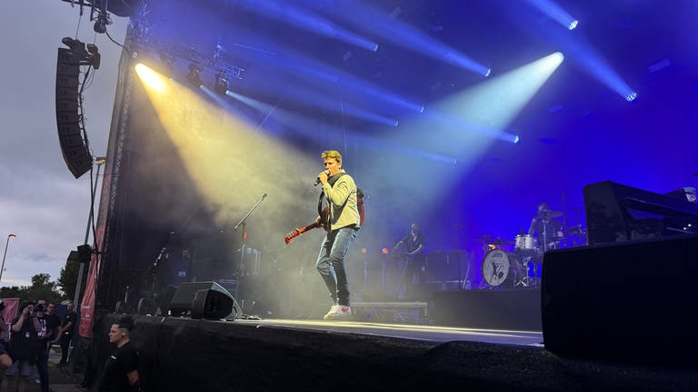 Der britische Star James Blunt bei seinem Auftritt auf dem Vitra Design Campus in Weil am Rhein.