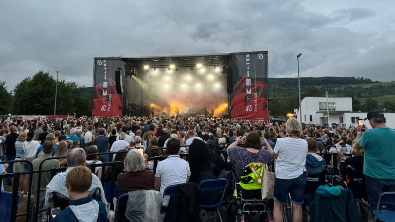 Circa 3.000 Fans im Publikum eines Open-Air-Konzerts auf dem Vitra Campus in Weil am Rhein.