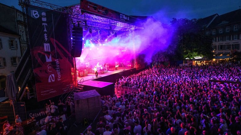 Der Lörracher Marktplatz voller Musikfans beim Konzert der Sportfreunde Stiller.