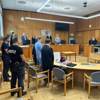 Der Prozessbeginn im Juli am Landgericht Offenburg: Der Angeklagte und seine Anwälte erheben sich.