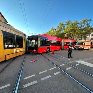 Ein Bus der Freiburger Verkehrs-AG stößt mit einer Straßenbahn zusammen.