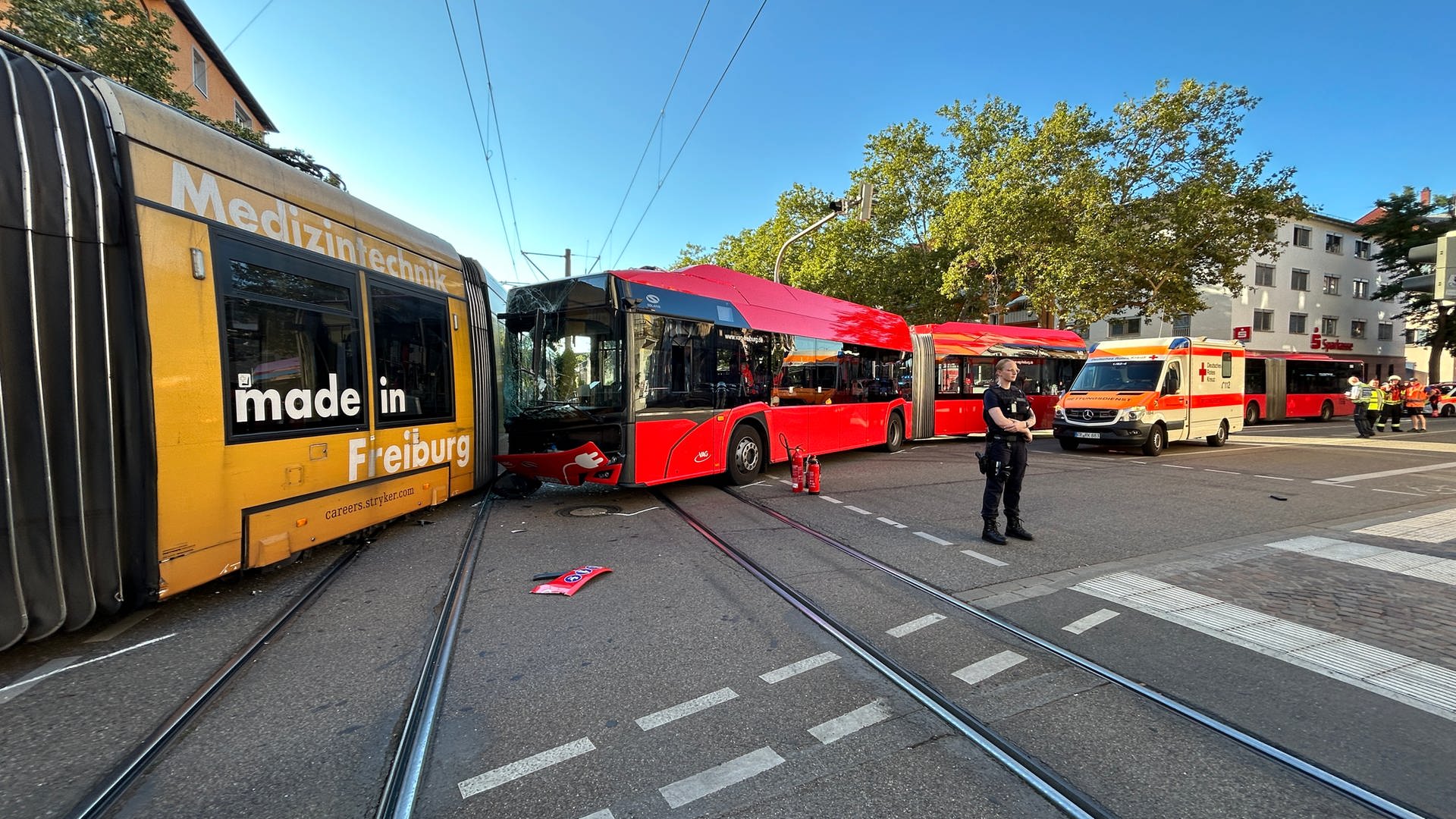 Freiburg: Zwölf Verletzte bei Zusammenstoß von Bus und Bahn