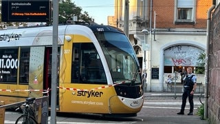 Eine Straßenbahn ist mit Absperrband abgesichert. Am Montagabend sind im Freiburger Stadtteil Stühlinger ein Linienbus und eine Straßenbahn kollidiert.