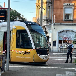 Eine Straßenbahn ist mit Absperrband abgesichert. Am Montagabend sind im Freiburger Stadtteil Stühlinger ein Linienbus und eine Straßenbahn kollidiert.