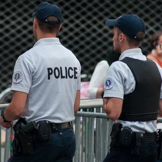 Französische Polizeibeamte in Mulhouse im Elsass. 
