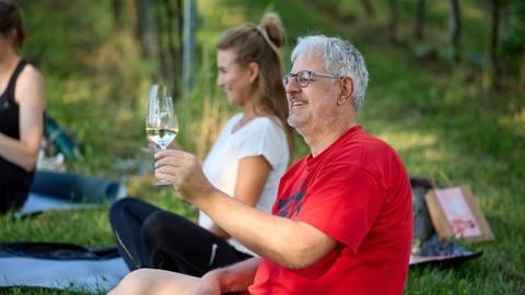 Thomas Gräßle ist der einzige Mann in der Gruppe, doch das stört ihn nicht. Bei Yoga und Wein kann er zwei Leidenschaften verbinden.