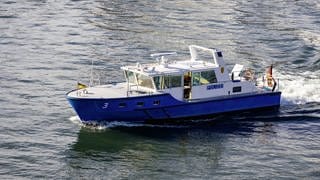 Ein Boot der Wasserschutzpolizei Baden-Württemberg auf dem Rhein bei Mannheim. 