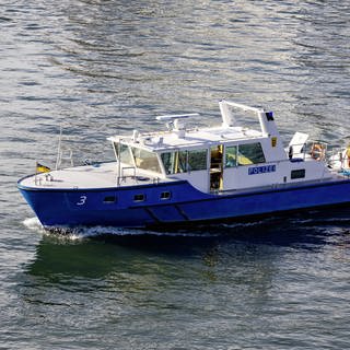 Ein Boot der Wasserschutzpolizei Baden-Württemberg auf dem Rhein bei Mannheim. 