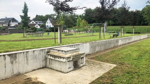 Eine Wiese unterhalb dieses Spielplatzes hat die Gemeinde Hohberg als Not-Retentionsfläche bei Starkregen eingerichtet. Im Krisenfall soll über unterschiedliche Kanäle jede Menge Wasser hierher umgeleitet werden.