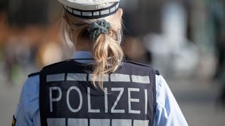 Eine Polizeibeamtin in ihrer Uniform.