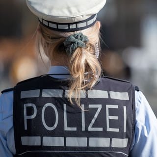 Eine Polizeibeamtin in ihrer Uniform.