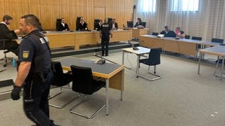 Der Gerichtssaal vor dem Urteil gegen einen 35-Jährigen, der wegen des versuchten Mordes an einer Polizistin angeklagt wurde.