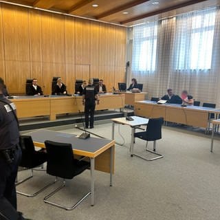 Der Gerichtssaal vor dem Urteil gegen einen 35-Jährigen, der wegen des versuchten Mordes an einer Polizistin angeklagt wurde.