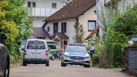 SEK-Einsatz in Zell am Harmersbach im Ortenaukreis. Die Beamten umstellten ein Haus.