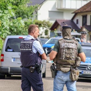 SEK-Einsatz in Zell am Harmersbach im Ortenaukreis. Die Beamten umstellten ein Haus.