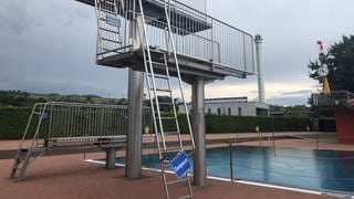 Das Lörracher Freibad. Im Parkschwimmbad war ein Mann nach dem Sprung ins Wasser ertrunken. Nach dem tödlichen Badeunglück im Parkschwimmbad hat die Obuktion des 39-Jährigen ergeben, dass er ertrunken ist. Noch unklar ist, ob der Mann nicht schwimmen konnte oder ein medizinisches Problem zum Tod geführt hat. 