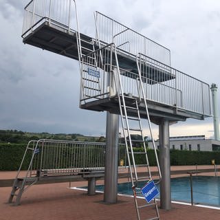 Das Lörracher Freibad. Im Parkschwimmbad war ein Mann nach dem Sprung ins Wasser ertrunken. Nach dem tödlichen Badeunglück im Parkschwimmbad hat die Obuktion des 39-Jährigen ergeben, dass er ertrunken ist. Noch unklar ist, ob der Mann nicht schwimmen konnte oder ein medizinisches Problem zum Tod geführt hat. 