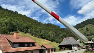 Ein Rotorblatt für ein Windrad bei Todtnau, das von Freiburg in Richtung Schauinsland transportiert wird.