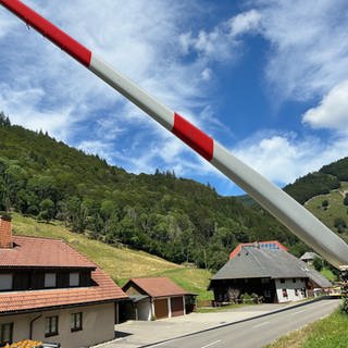 Ein Rotorblatt für ein Windrad bei Todtnau, das von Freiburg in Richtung Schauinsland transportiert wird.