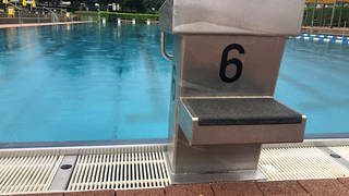 Ein Startblock im Lörracher Freibad. Das Schwimmerbecken ist nur für gute Schwimmer geeignet. Trotzdem kommt es immer wieder vor, dass auch erwachsene Nichtschwimmer hier ins Wasser gehen und von der Schwimmaufsicht an Land gezogen werden müssen. 