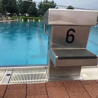 Ein Startblock im Lörracher Freibad. Das Schwimmerbecken ist nur für gute Schwimmer geeignet. Trotzdem kommt es immer wieder vor, dass auch erwachsene Nichtschwimmer hier ins Wasser gehen und von der Schwimmaufsicht an Land gezogen werden müssen. 