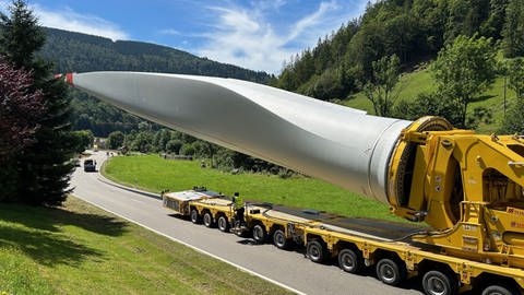 Ein sogenannter Selbstfahrer bei Todtnau, er hat ein Rotorblatt für ein Windrad geladen. 