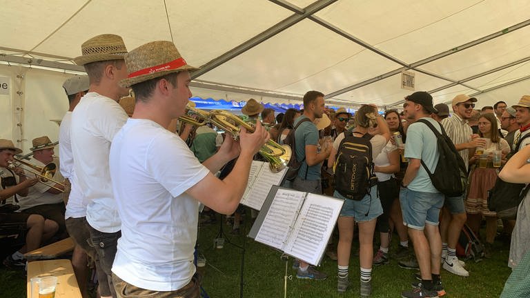 Ein Blasorchester sorgt im Festzelt für gute Stimmung.