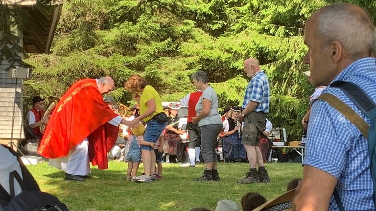 Das Fest startet traditionsgemäß mit einem Gottesdienst an der Laurentiuskapelle.