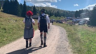 Laurentiusfest: Frau mit Bollenhut und Mann mit Lederhose wandern zur Todtnauer Hütte