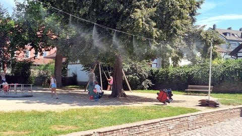 Sprühnebel-Anlage auf dem Emmendinger Schlossplatz sorgt für Abkühlung