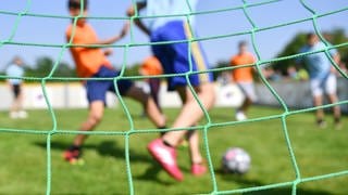 Symbolbild: Kinder beim Spiel auf dem Fußballplatz - Gegen den Lärm spielender Kinder klagen Anwohner im Lahrer Stadtteil Sulz.